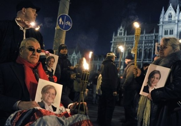 Hungary PM Quits Reaction Morvai FB Group fans? Hungarian parliament ,March,2009