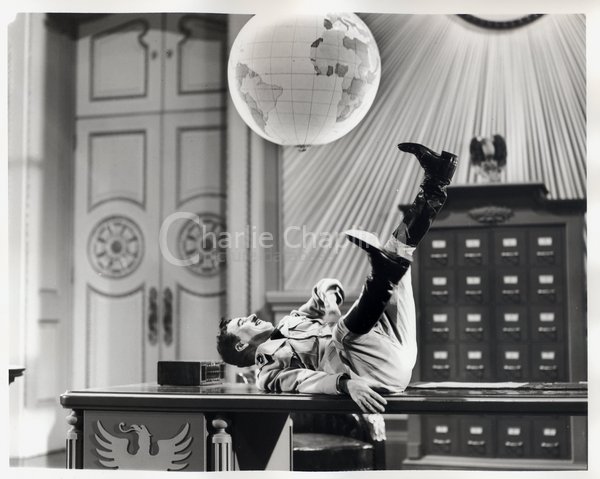 Chaplin, The Great Dictator, Globe Scene
