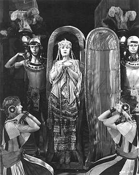 swanson1 Gloria Swanson, ''Bluebeard's Eighth Wife'' ( 1923 ) Mummy Scene