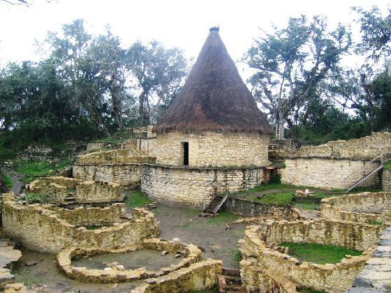 Kuelap.''La cultura Chachapoyas, asentada en el departamento de Amazonas, ha dejado un número importante de grandes monumentos de piedra, como Kuélap, el Gran Pajatén, y la Laguna de los Cóndores, así como gran cantidad de sarcófagos y mausoleos''