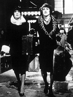  The film was originally to be shot in color, however, after some screen test of the boys dressed as girls were completed, it was decided they would be more believable in black and white. In truth, neither Lemmon nor Curtis was very convincing as women, unlike Dustin Hoffman in “Tootsie.”