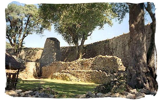 ---Great Zimbabwe The first Europeans travelers to set their eyes upon the great Zimbabwe said: “Among the gold mines of the inland plains between the Limpopo and Zambezi rivers [there is a]…fortress built of stones of marvelous size, and there appears to be no mortar joining them…click image for source...