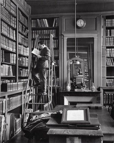 ---André Kertész - Academie Française, Paris (man on ladder reading), 1929---click image for source...