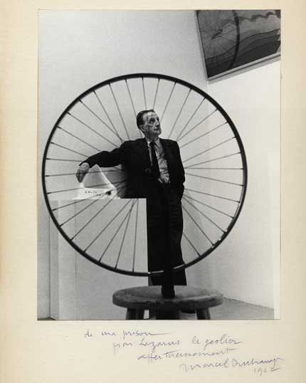---Marvin Lazarus, Marcel Duchamp, photographie prise au MOMA, NY, le dernier jour de l’exposition “Yhe Art of Assemblage, en 1961.---click image for source...