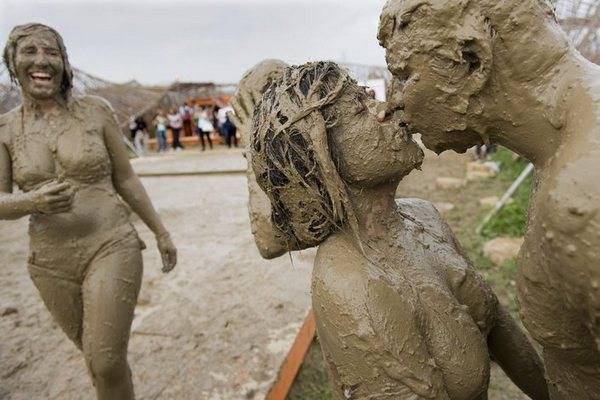 Festival visitors kiss after enjoying a mud bath during the 34th Paleo Festival, in Nyon, Switzerland, Wednesday, July 22, 2009....click image for source...