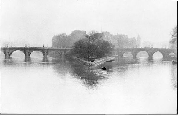 ---Henri Cartier-Bresson - La Seine FRANCE. Paris. Ile de la Cité. Square of the Vert Galant and Pont-Neuf. 1951.---click image for source...
